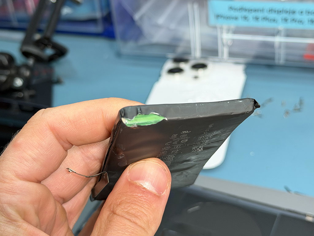 nafoukla a protrzena baterie iphone 15 plus
